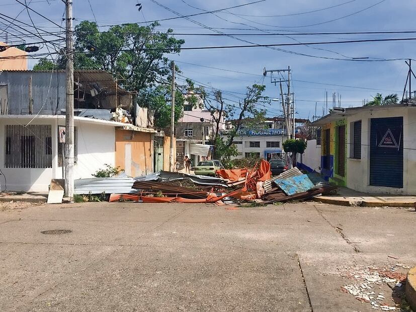 Los vecinos utilizan todo lo que está a la mano para hacer barricadas en las calles y cerrar el paso. Foto: Arturo de Dios Palma | El Universal