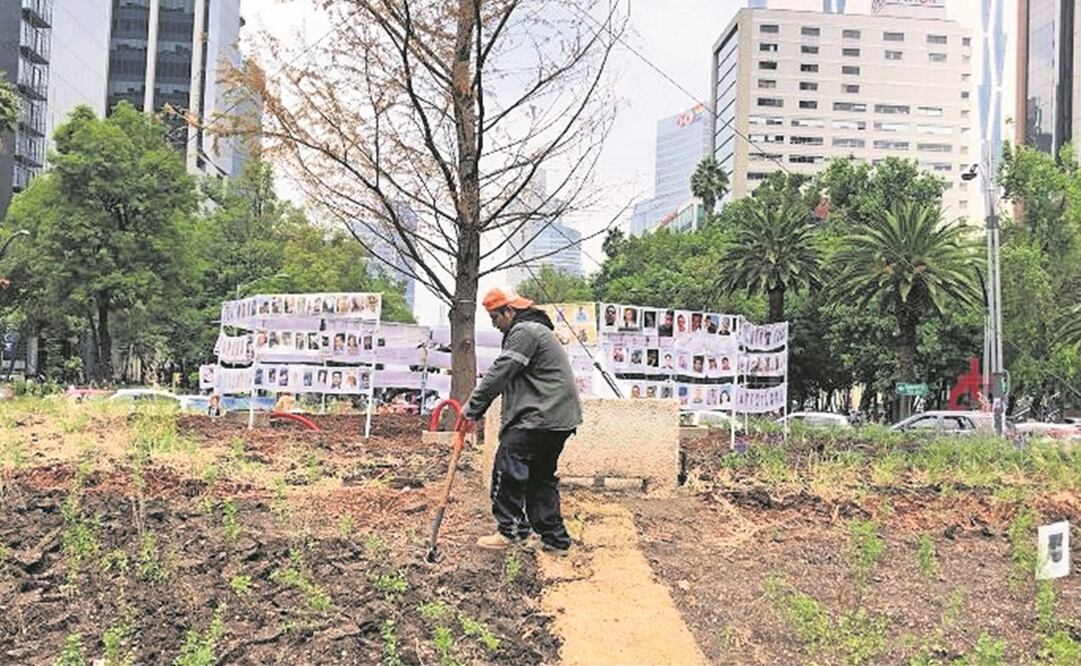 Por la mañana se observó a trabajadores del gobierno capitalino picando y removiendo la tierra de la glorieta; el sistema de riego aún no está listo. En el lugar permanecen fotos de personas desaparecidas. Foto: Kevin Ruíz/ EL UNIVERSAL