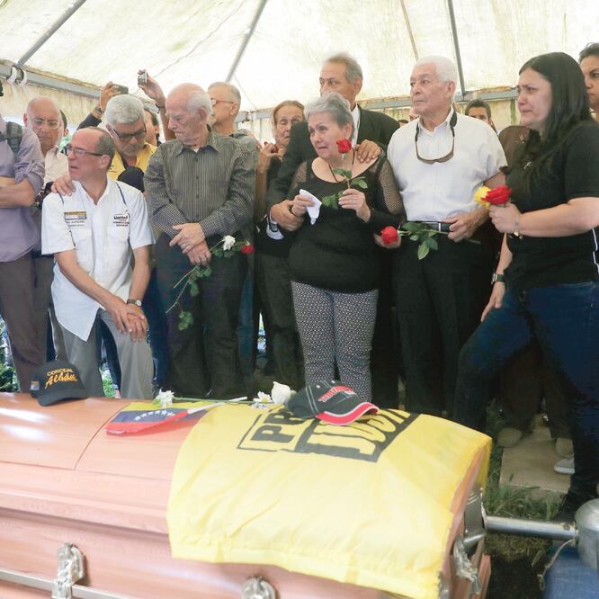 Decenas de personas asistieron ayer al entierro del concejal venezolano Fernando Albán, que tuvo lugar en Caracas. (MIGUEL GUTIÉRREZ. EFE)