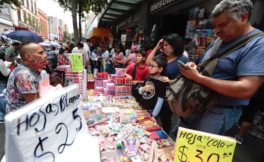 En la víspera del regreso a clases, padres de familia acudieron a la calle de Mesones para comprar útiles escolares para sus hijos. Foto: Berenice Fregoso. EL UNIVERSAL
