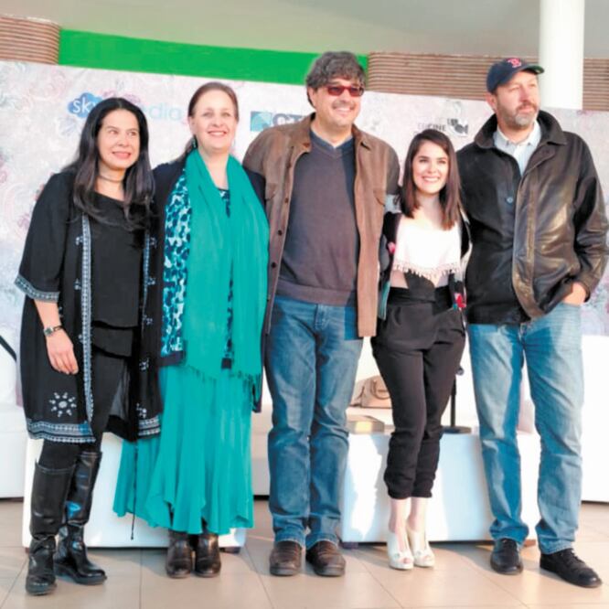Rodrigo Murray (de gorra) y el elenco presentaron la película.  Araceli García/El Universal