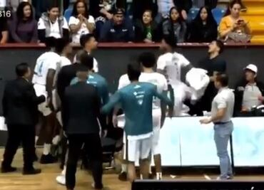 Jugadores de Abejas de León de la LNBP se agarran a puñetazos