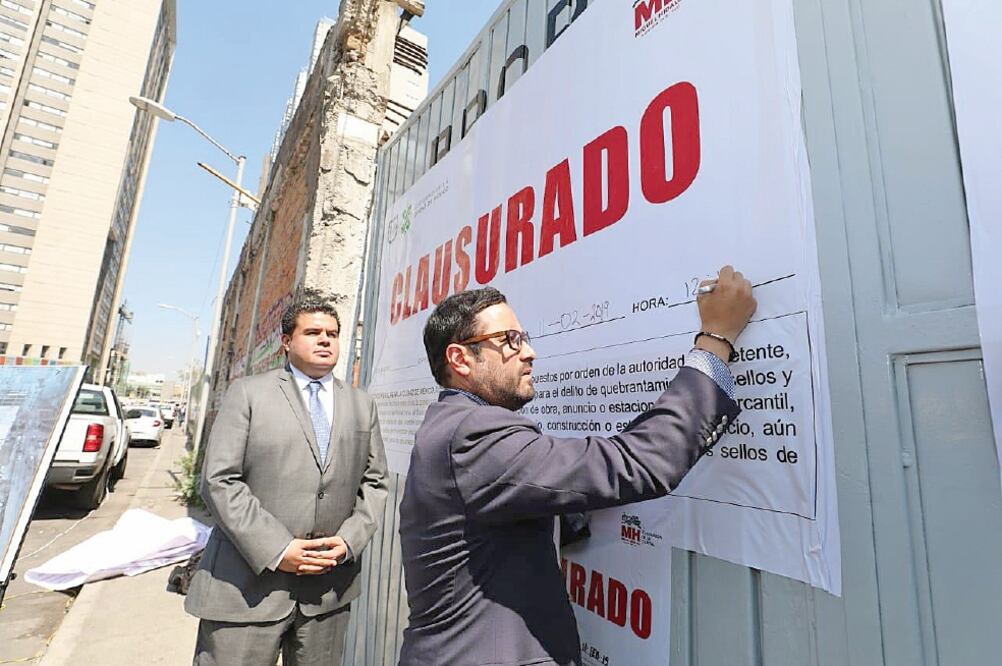 El edil de Miguel Hidalgo, Víctor Hugo Romo, colocó los sellos de clausura en el inmueble de Lago Zúrich 214, donde hay logotipos del SME. (ESPECIAL)