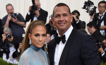 Jennifer Lopez impacta con sexy vestido para festejar su cumpleaños