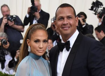 Jennifer Lopez impacta con sexy vestido para festejar su cumpleaños