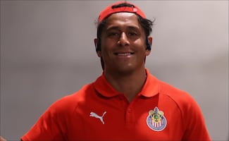 Luis Romo reaparece en el XI titular de Chivas tras superar su lesión y jugará ante Pumas 
