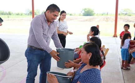 Alcalde de Chiapas regala cubetas por día de las madres