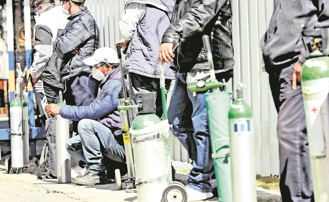 Hace un año, el llenado de un tanque de oxígeno de 10 mil litros costaba 980 pesos, pero el precio aumentó este 2021 a los mil 280 pesos; a ello se suma el costo del tratamiento. Foto: Archivo. El Universal
