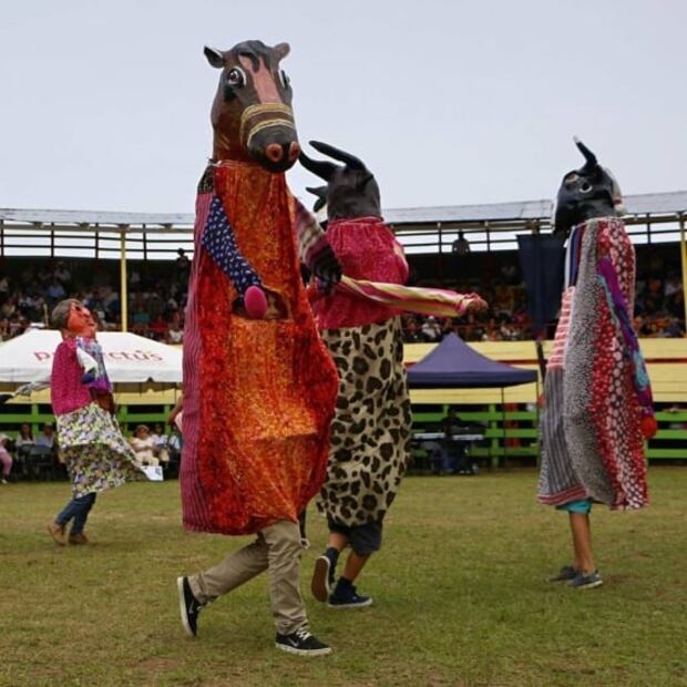 Costa Rica defiende sus mascaradas frente a Halloween