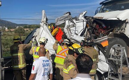 Tráiler sin frenos impacta camioneta en carretera El Arenal, Jalisco; hay 7 muertos