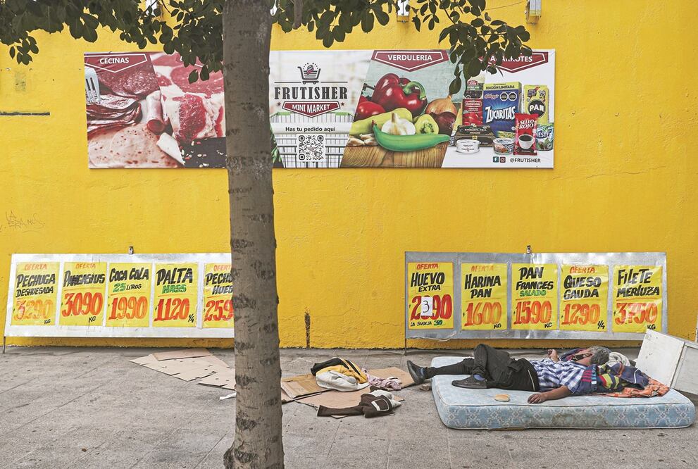Un indigente en Santiago de Chile. La FAO indicó que uno de cada tres habitantes de América Latina no tuvo acceso a alimentos nutritivos y suficientes en 2019. Foto: ESTEBAN FELIX. AP
