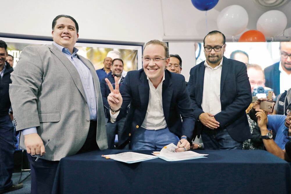 Los aspirantes se registraron en la sede panista, acompañados de familiares y algunos militantes. El diputado federal Santiago Taboada (centro) va por la alcaldía de Benito Juárez. (LUIS CORTÉS. EL UNIVERSAL)