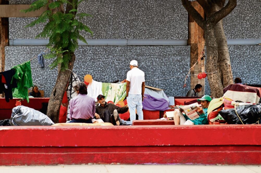 Los residentes de la zona se quejan de que los indigentes se drogan y mantienen relaciones sexuales en plena calle, en cualquier momento del día (SALVADOR CORONA. EL UNIVERSAL)