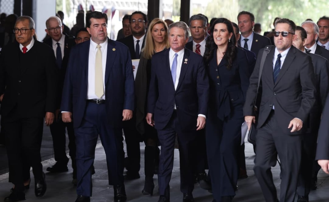 El diputado Pedro Haces, Michael McCaul presidente emérito  del Comité de Asuntos Exteriores de la Cámara de Representantes y Copresidente del Grupo Interparlamentario México- Estados Unidos y Kenia López Rabadan presidenta de la mesa directiva de la Cámara de diputados saliendo del encuentro privado "Diálogo legislativo México- Estados Unidos" en el palacio legislativo de San Lázaro. Foto: Carlos Mejía/ EL UNIVERSAL