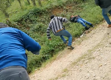 Paramilitares desde Chenalhó mantienen hostigamiento en Aldama; reporteros viven tiroteo