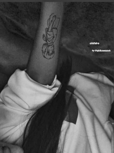 Ariana Grande se hace tatuaje de Chihiro