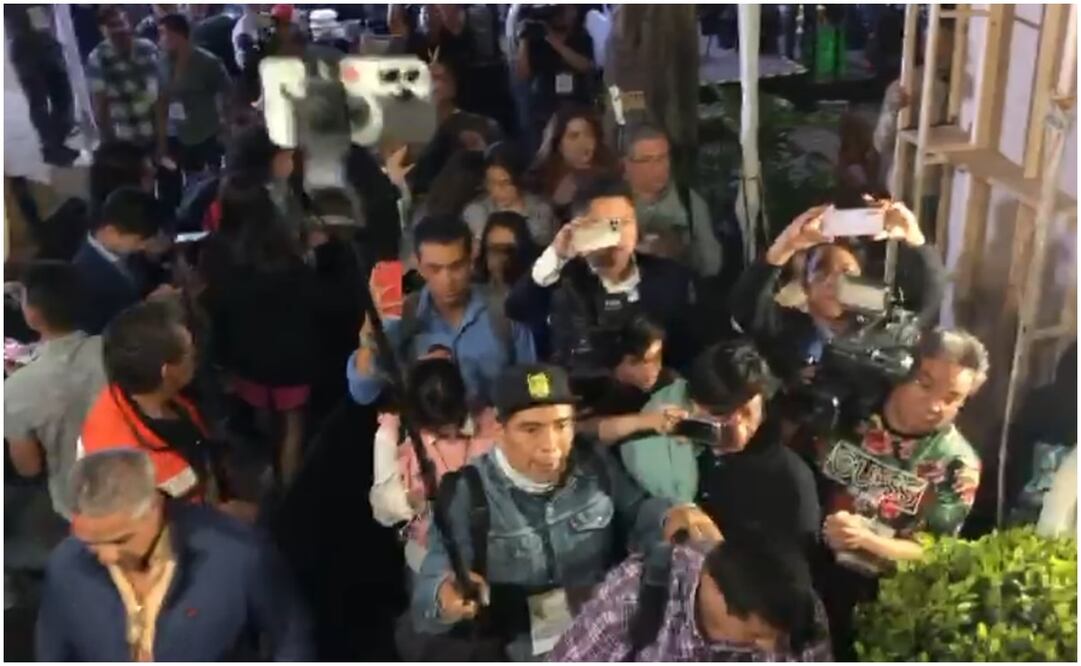 Prensa protesta por falta de internet para reportear el segundo debate presidencial. Foto: Diego Simón/EL UNIVERSAL