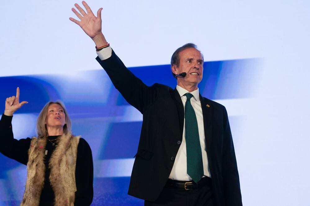 El candidato presidencial boliviano, Jorge Quiroga, celebra su pase a segunda vuelta en las elecciones de este domingo. FOTO: JUAN KARITA. AP