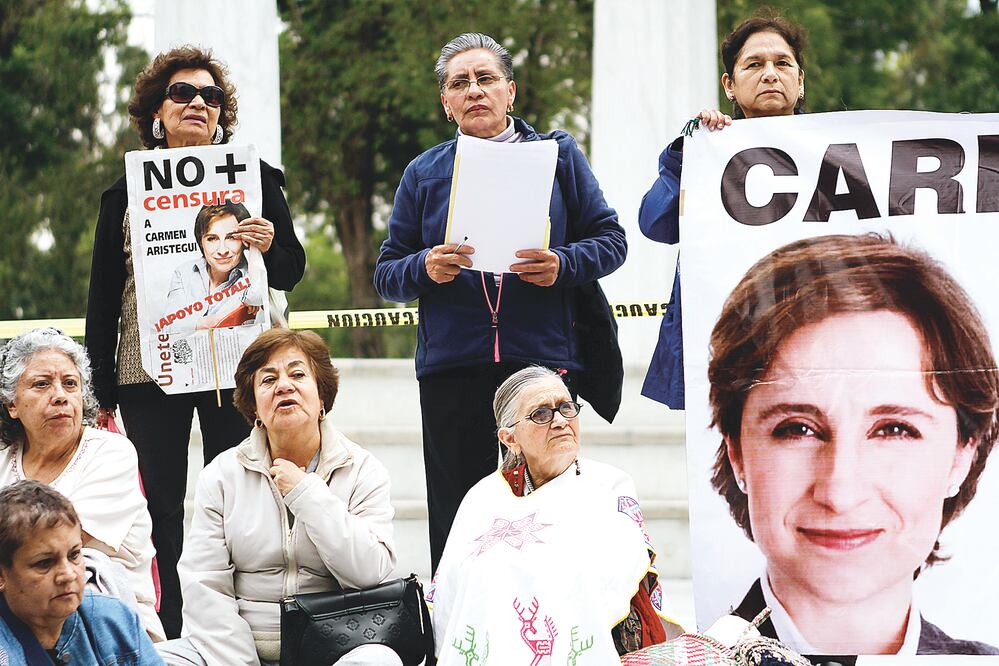 Carmen Aristegui tenía programada una reunión de conciliación el próximo viernes con representantes de Noticias MVS, pero se cancela por fallo de tribunal. En imagen de marzo pasado, simpatizantes de la periodista