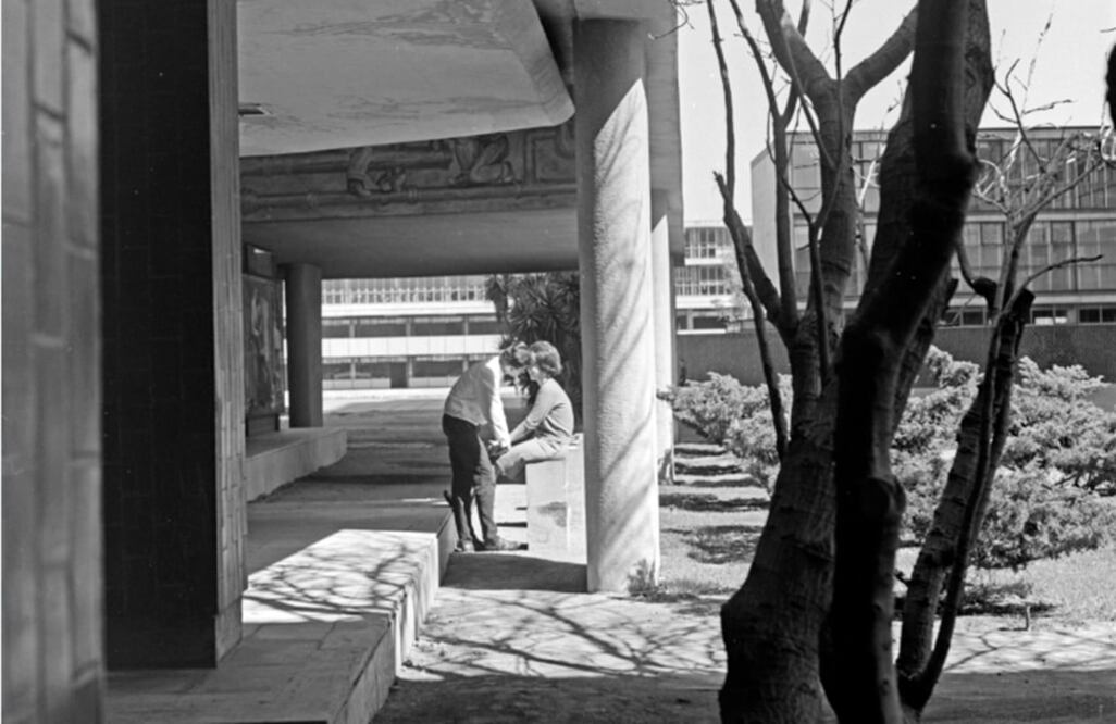 Una fotografía de 1963 en la que figura una pareja en los pasillos de la Ciudad Universitaria. La toma es en los alrededores del auditorio Alfonso Caso. 
