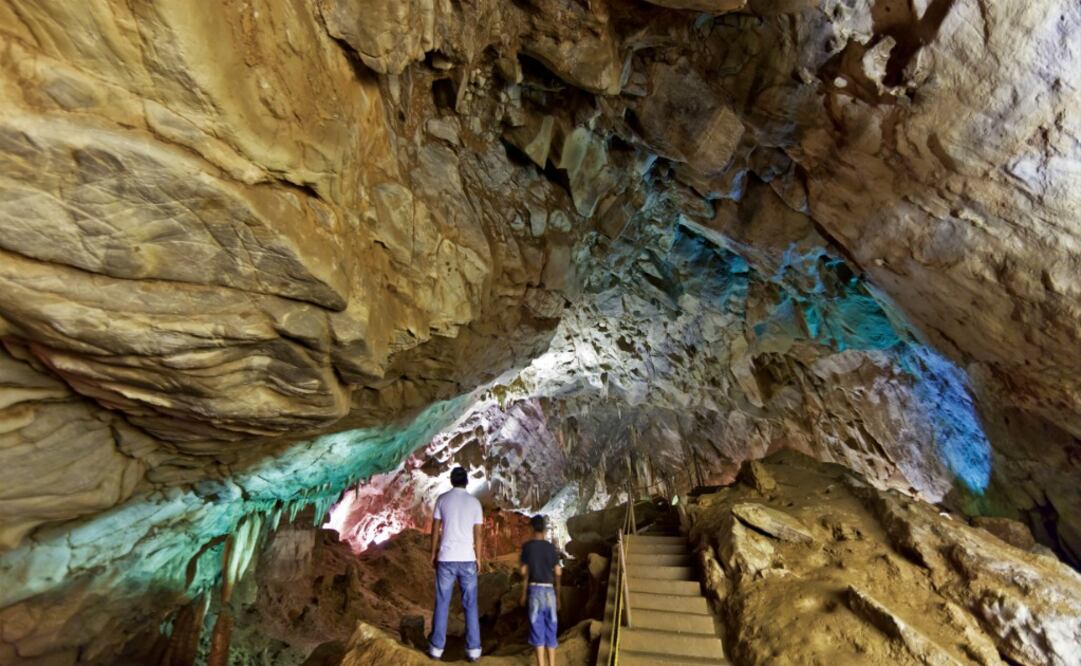Los reflectores iluminan las formaciones rocosas bautizadas como: el monje, la familia de King Kong, la rana y el racimo de plátano. (Foto: Cortesía Turismo de Tabasco)