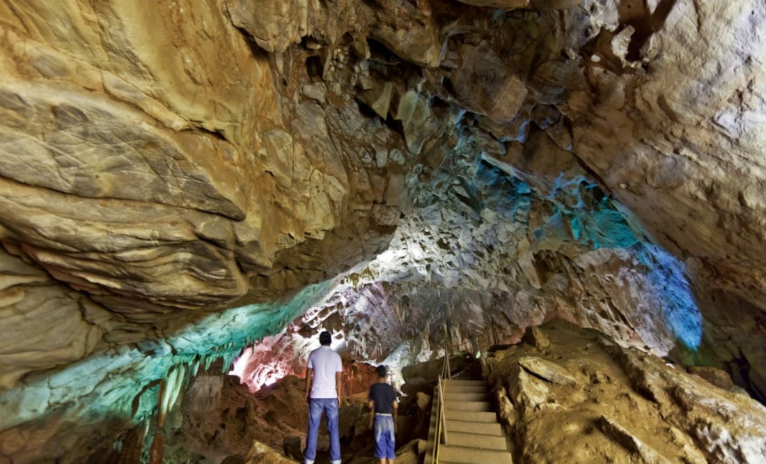 Los reflectores iluminan las formaciones rocosas bautizadas como: el monje, la familia de King Kong, la rana y el racimo de plátano. (Foto: Cortesía Turismo de Tabasco)