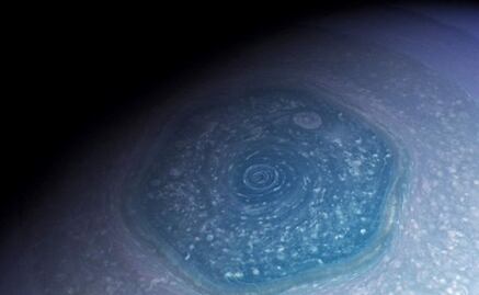 Descubren vórtice con forma de hexágono en polo de Saturno 