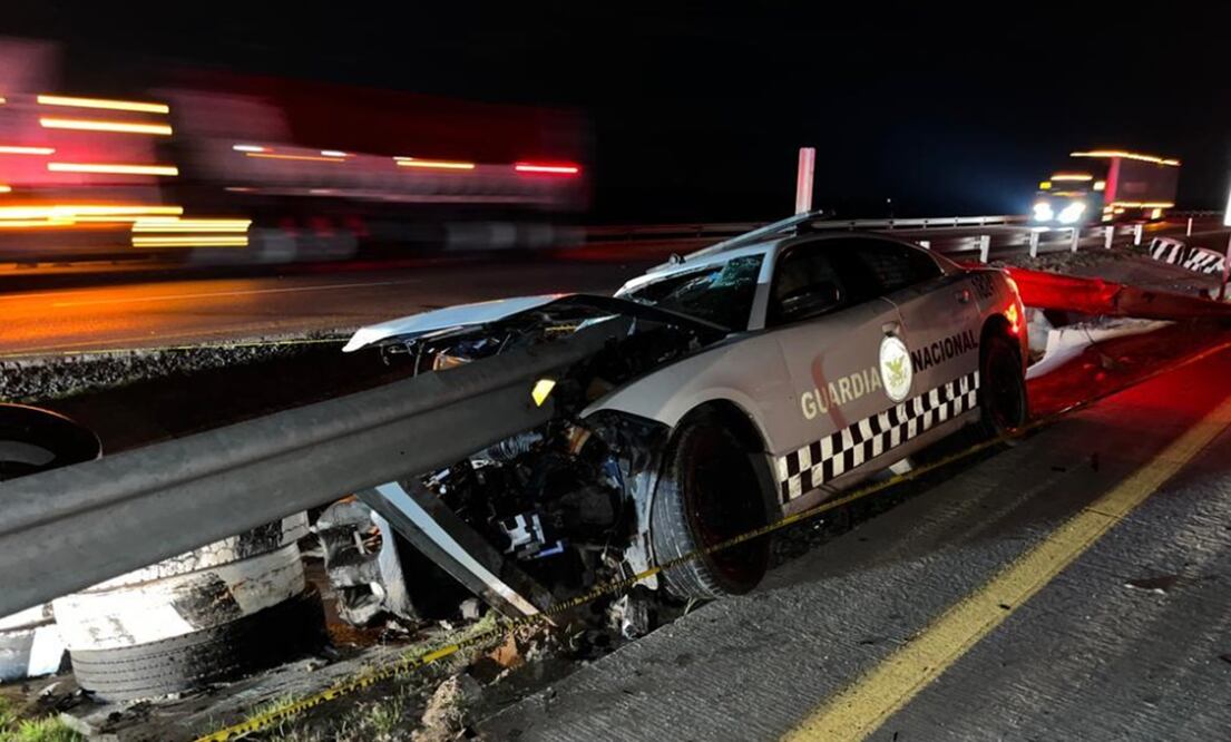 Al llevar a cabo un recorrido sobre el Arco Norte, los guardias nacionales perdieron el control del vehículo saliéndose de la cinta asfáltica e impactándose contra el muro de contención. Foto: especial