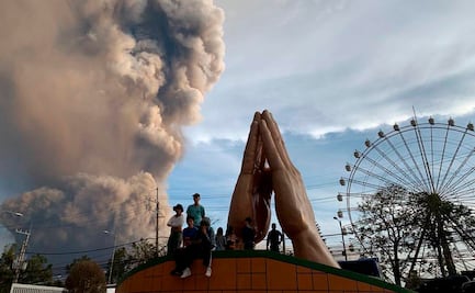 Evacuan a miles de personas por posible erupción de volcán en Filipinas