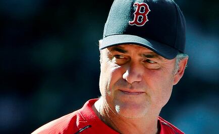 Farrell visita a Medias Rojas tras anuncio de cáncer