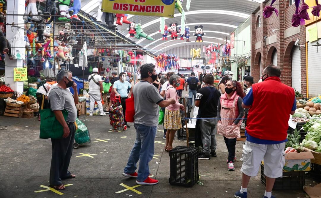 People are pictured in "El Mercado de Jamaica," a popular Mexican which was reopened after 18 days of being closed due to the coronavirus pandemic - Photo: Diego Simón Sanchéz/EL UNIVERSAL