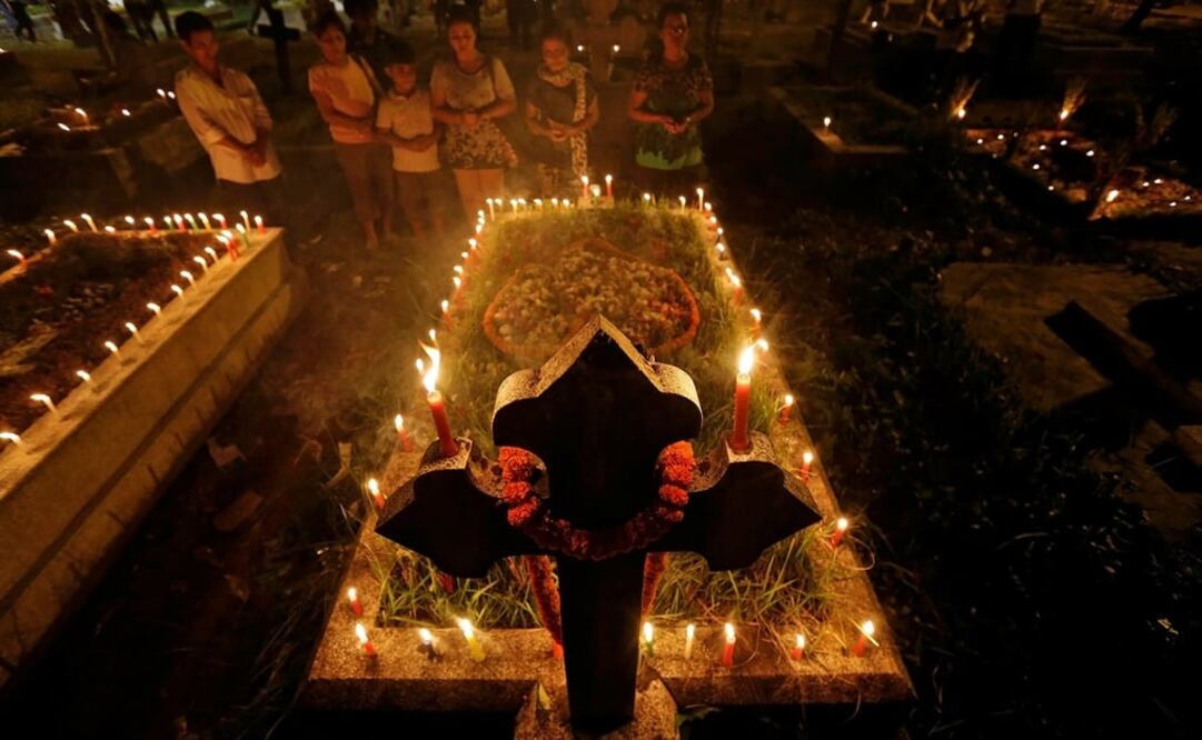 En la India, las personas que profesan la religión cristiana encienden velas ante las tumbas, para conmemorar el día de los difuntos. (Foto: Reuters)