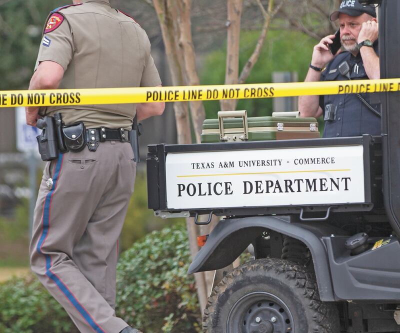 Cinturón de seguridad. Un oficial de la policía camina en la zona perimetral ante la balacera registrada en la Universidad de Texas A&M. Foto: JUAN FIGUEROA. AP