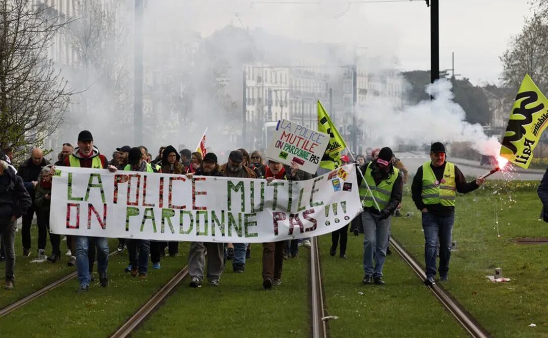 Trabajadores se manifiestan con un cartel que dice "Mutilados por la policía, no olvidamos", el martes 28 de marzo de 2023 en Nantes, en el oeste de Francia. Foto: AP