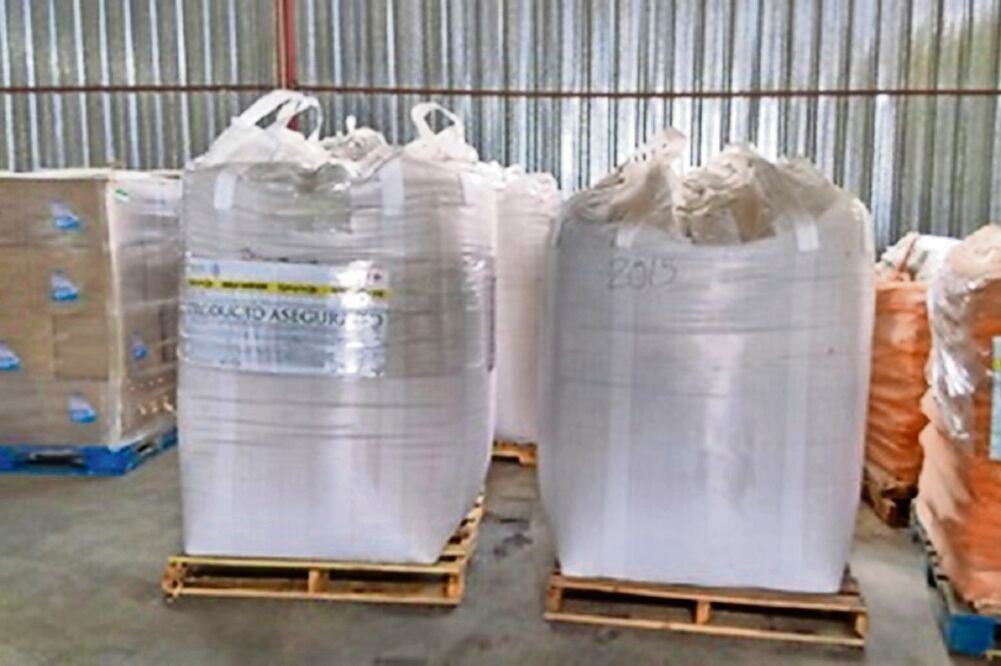 La Cofepris aseguró en los últimos tres años 68 mil 365 toneladas de plaguicidas y nutrientes vegetales irregulares (COFEPRIS)