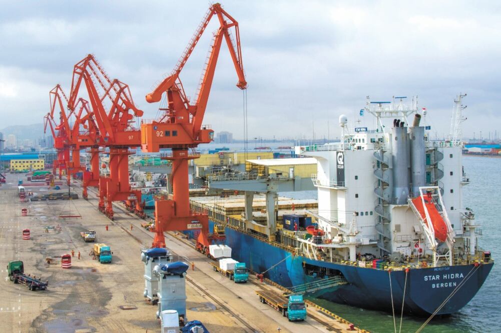 En abril, el FMI redujo su pronóstico de crecimiento global para 2019 a 3.3%, pero optimista de un acuerdo entre EU y China, esperaba un repunte en la segunda mitad del año. / AFP