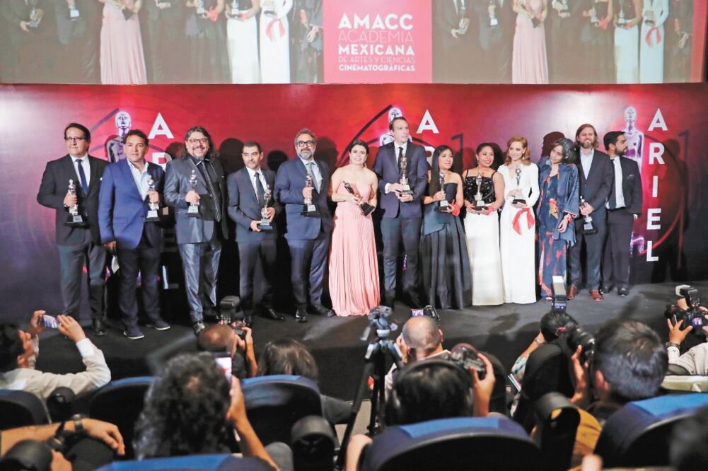 Los productores Gabriela Rodríguez y Nicolas Celis, junto con todo el equipo de ROMA , recibieron el premio a Película. Fotos/IVAN STEPHENS. EL UNIVERSAL Y AGENCIAS
