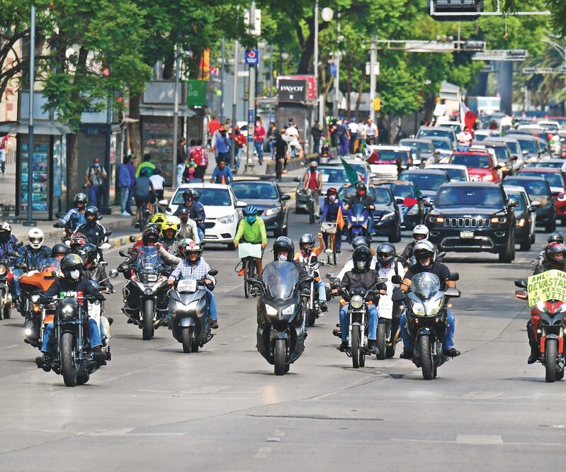 Al menos 50 motociclistas y 250 automovilistas se unieron a una marcha en contra del gobierno de López Obrador; circularon sobre avenida Paseo de la Reforma para llegar a Palacio Nacional. Foto: HUGO GARCÍA. EL UNIVERSAL