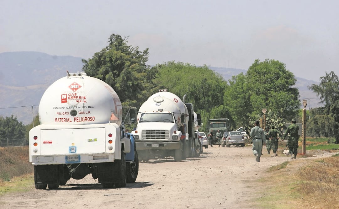 En imagen de archivo, un operativo en Nextlalpan, Estado de México, en un ducto clandestino que se localizó cerca del Circuito Exterior Mexiquense. Foto: Archivo/EL UNIVERSAL.