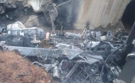 Volcadura de pipa con combustible provoca incendio forestal y contaminación de río en Hidalgo