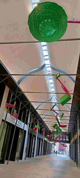 Untitled Pending Self Portrait Looking For Pearls On a Phone Call (with some pink and green secrets), de Abraham Cruzvillegas. Foto: José Quezada / EL UNIVERSAL