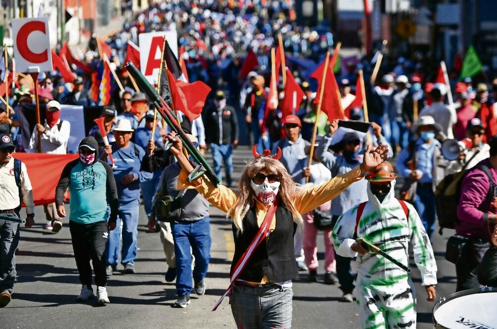 Asistentes a una manifestación contra el gobierno peruano de Dina Boluarte, en Arequipa, el miércoles pasado. Foto: Diego Ramos / AFP