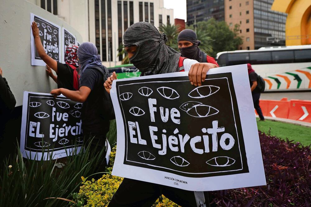 Padres de los 43 normalistas desaparecidos señalan al Ejército de no acatar la orden de proporcionar toda la información sobre el caso Iguala. Foto: de DIEGO SIMÓN SÁNCHEZ. EL UNIVERSAL