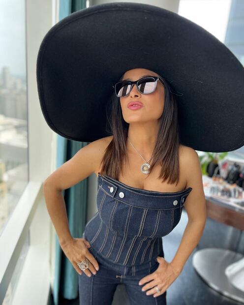 Salma Hayek posando. Fuente: Instagram @salmahayek