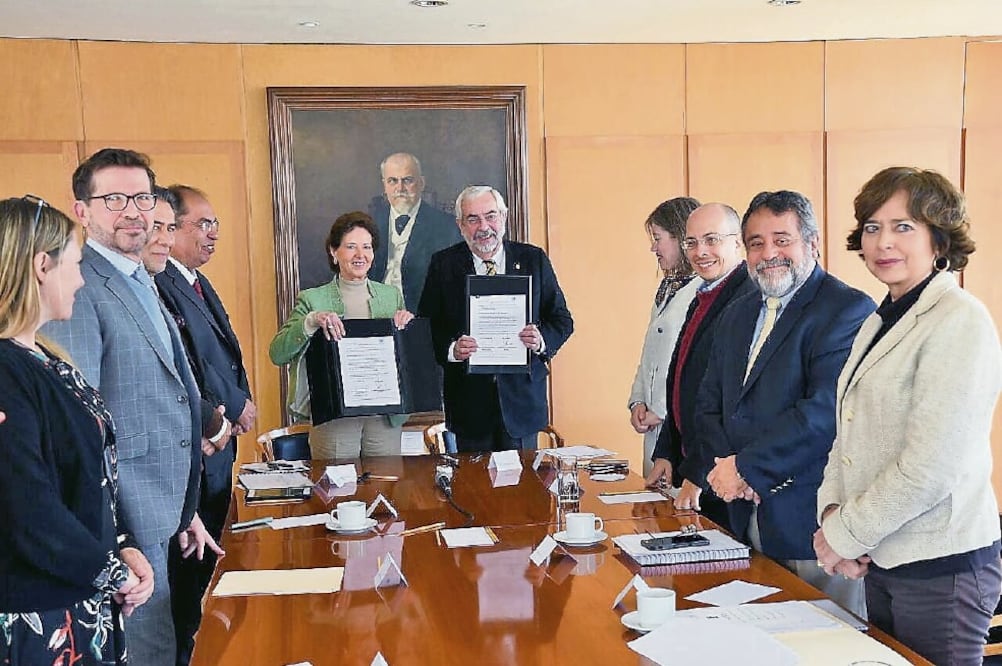 María Cristina García Cepeda y Enrique Graue, en la firma. (CORTESÍA SECRETARÍA DE CULTURA)