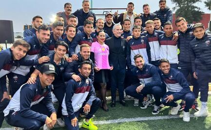 Sandra Cuevas e integrantes del Club de futbol Atlante abren academia para el deporte