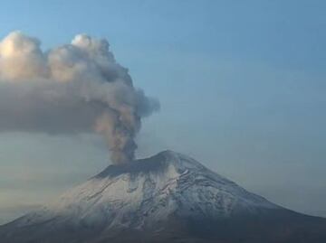 Volcán Popocatépetl amanece este 22 de mayo con salida de material incandescente