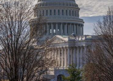 Senado de EU avala plan para poner fin al cierre de gobierno
