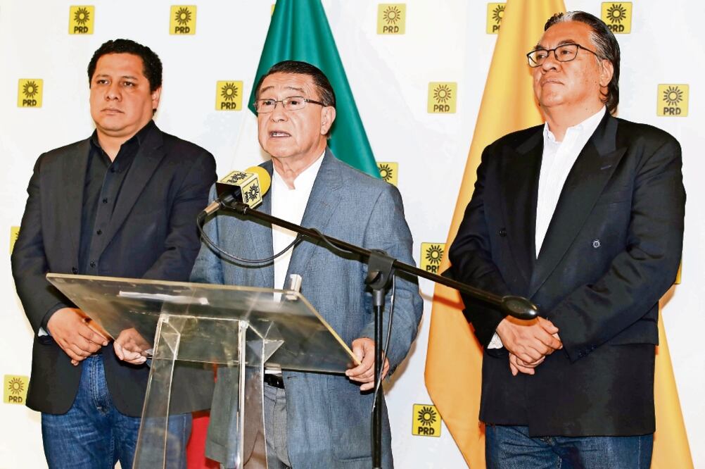 Erick Villanueva (centro) afirma que el PRD pedirá la intervención del INE para realizar elecciones internas antes de que inicie el proceso de 2018 (AGUSTÍN SALINAS. EL UNIVERSAL)