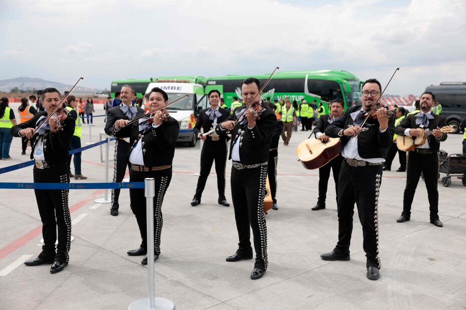 Mariachis y fans reciben a la Corea del Sur en el aeropuerto. (Foto: Ulises Ruiz/ AFP)